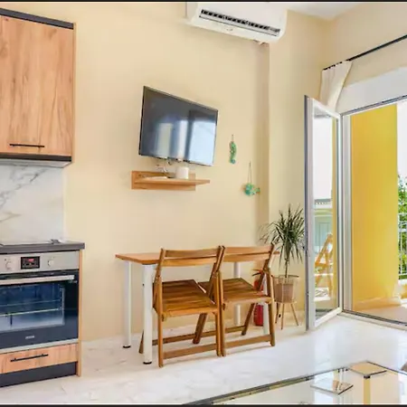 Sun, Sea & Zest, 100m To Beach! Apartment